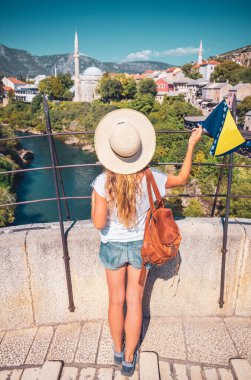 Turizm, seyahat, Bosna 'da tatil. Mostar şehrinin manzarasının tadını çıkaran bir kadın.