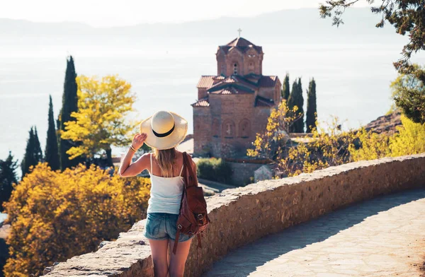 Reisbestemming Toerisme Macedonië Vrouw Kijkt Naar Jovan Kaneo Kerk Ohrid — Stockfoto