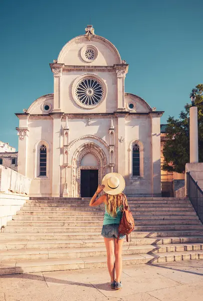 Kobieta Turysta Patrząc Kościół Sibenik Chorwacji Podróże Europie — Zdjęcie stockowe