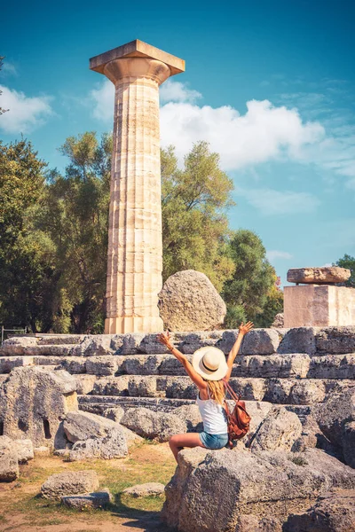 古代オリンピアの遺跡 ペロポネソス 有名なギリシャ語サイトを楽しむギリシャ女性観光客 — ストック写真