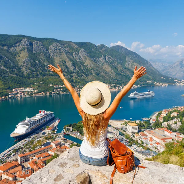 Destino Viagem Turismo Turístico Montenegro Mulher Desfrutando Vista Panorâmica Baía — Fotografia de Stock