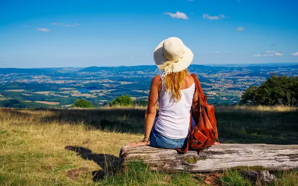 Kadın turist, Morvan manzarasının panoramik manzarasını seviyor. Fransa 'da seyahat, tatil, turizm.