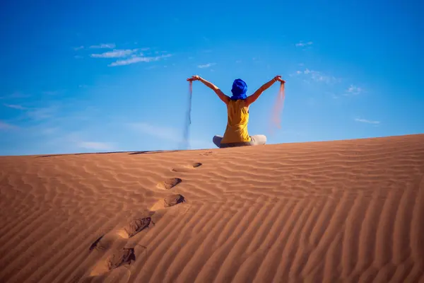Γυναίκα Τουρίστρια Στην Έρημο Ταξίδια Τουριστικός Τουρισμός Περιπέτεια Έννοια — Φωτογραφία Αρχείου