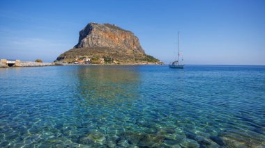 Yunanistan 'da Monemvasia adası ve turkuaz deniz