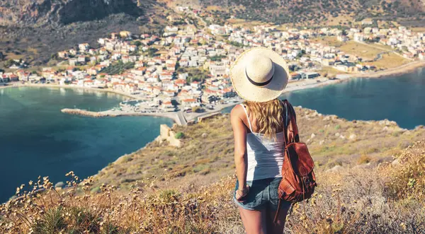 Kvinna Turist Tittar Panoramautsikt Över Monemvasia Stad Resor Grekland Europa — Stockfoto