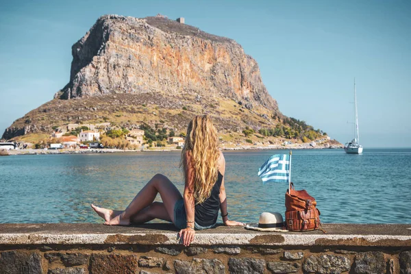 Ung Kvinnlig Turist Med Väska Sommar Hatt Och Grekisk Flagga — Stockfoto
