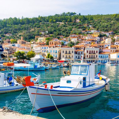 Gythio Yunanistan 'da tipik bir balıkçı köyü- Mora