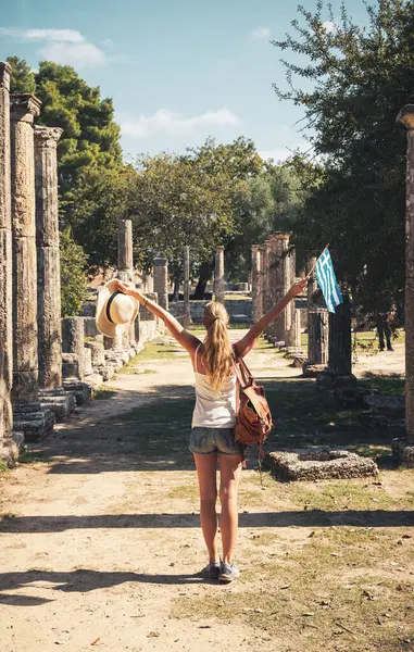 Szczęśliwa Kobieta Turystka Grecji Stare Ruiny Starożytnej Olimpii — Zdjęcie stockowe