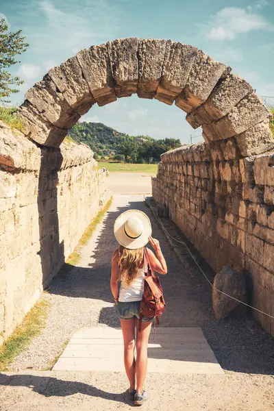 Glückliche Touristin Griechenland Peloponnes Alte Ruinen Des Antiken Oylmpia — Stockfoto