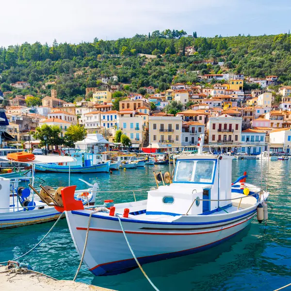 Gythio Yunanistan 'da tipik bir balıkçı köyü- Mora