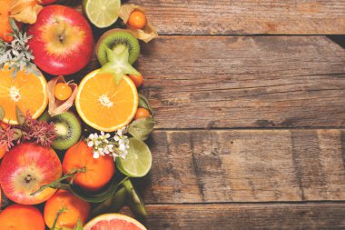 Ahşap arka planda farklı narenciye meyvesi