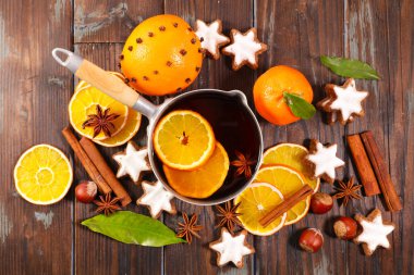 Portakal dilimleri ve baharatlı sıcak kırmızı şarap veya sonbahar ve kış tatilleri için sıcak içecek.