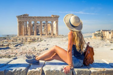Genç bayan turist Parthenon Atina Yunan tapınağına bakıyor