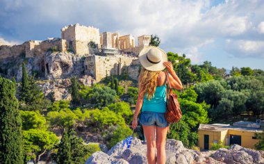 Atina 'da Akropolis' e bakan kadın turist - Yunanistan