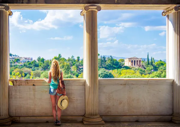 Γυναίκα Τουρίστρια Που Κοιτάζει Στο Ναό Του Ήφαιστου Αθήνα Στην — Φωτογραφία Αρχείου