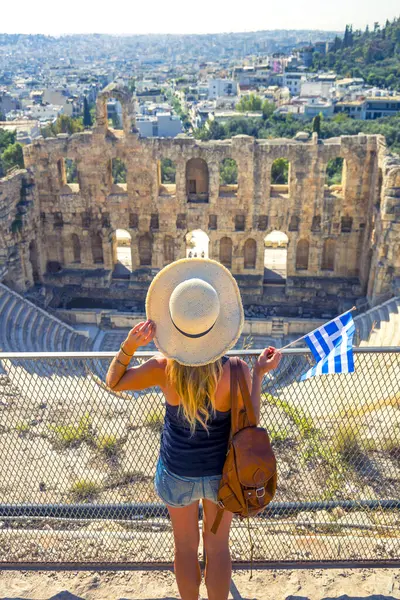 Γυναίκα Τουρίστρια Ελληνική Σημαία Θέα Θέατρο Ηρώδου Του Αττικού Αθήνα — Φωτογραφία Αρχείου