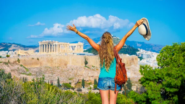 Donna Felice Turista Godendo Vista Panoramica Acropoli Atene Grecia — Foto Stock