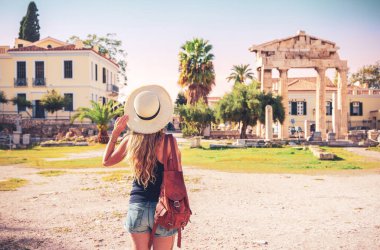 Antik Agora kalıntıları, Atina 'daki Roma Agorası, Yunanistan' daki Athena Kapısı Gezgini kadın