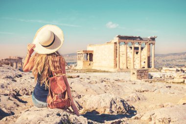 Atina, Akropolis 'in ünlü turistik mekanını ziyaret eden şapka ve çanta taşıyan tatilci Yunanistan' da seyahat, tatil veya turizm turizmi
