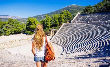 Epidaurus Antik Tiyatrosu 'nun tadını çıkaran kadın turist, Yunanistan' da Peloponnese... Seyahat yeri, tatil, turizm 