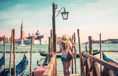 Venedik-İtalya 'daki kadın turistin arka manzarası.