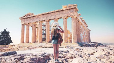 Yunanistan 'da Parthenon, Akropolis' e hayran olan genç bayan turist seyahat, turizm turizmi