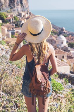 Yunanistan 'ın ünlü Monemvasia köyündeki gezgin kadının dikiz görüntüsü