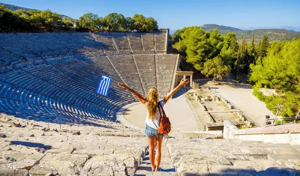 ギリシャ旅行先のペロポネソス エピダウルスの古代劇場を楽しむ女性観光客 — ストック写真