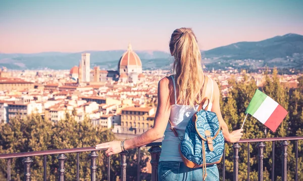 Vista Traseira Turista Feminino Com Bandeira Italiana Paisagem Cidade Florença — Fotografia de Stock