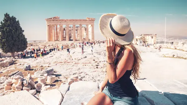 Parthenon 'a bakan genç bir bayan turist, Atina' da Akropolis - Yunanistan 'da seyahat, turizm