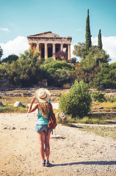 Žena Turista Při Pohledu Chrám Héfaistos Atény Řečtině Starověké Agora — Stock fotografie