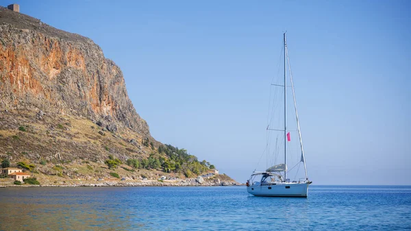 希腊旅游概念 美丽的海景 高山和帆船 — 图库照片