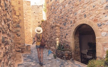 Tipik Yunan caddesinde yürüyen turist kadın