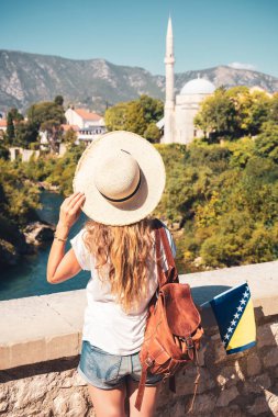 Moskova 'nın ünlü eski köprüsü, camisi ve nehrine bakan kadın turist turizm, seyahat, Bosna-Hersek' te tatil