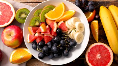 Greyfurt, üzüm, portakal, kivi ve muzlu taze meyve salatası.