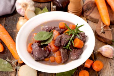 Güveç, et suyu ve havuç.