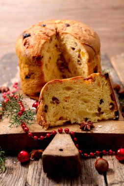 Panettone, İtalyan usulü kuru üzümlü tatlı ekmek - Noel ve yeni yıl yemeği
