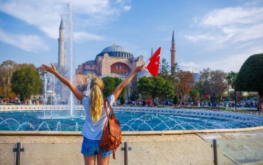 İstanbul 'da bayrağı olan kadın, Mavi Cami, Ayasofya, İstanbul- Türkiye' de seyahat, tatil veya turizm