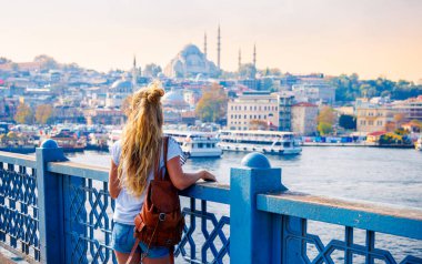 İstanbul 'un panoramik manzarasına bakan gezgin kadın - Türkiye' de seyahat, tatil veya turizm