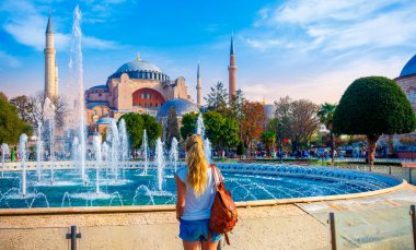 Türkiye 'de Ayasofya Büyük Camii' ne bakan Kadın