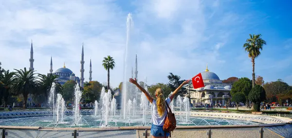 Donna Felice Turista Con Bandiera Turca Gode Istanbul Città Moschea — Foto Stock