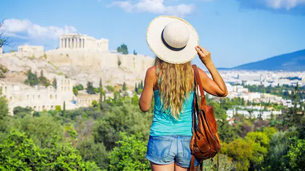 Akropolis 'in panoramik manzarasına bakan genç bayan turist, Atina' da Partenon - Yunanistan 'da seyahat, tatil veya turizm