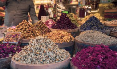 Çiçeklerden, otlardan, yapraklardan ve böğürtlenlerden yapılan çeşitli renkte fermente edilmiş çay. 