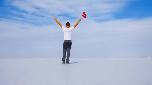 Щасливий Чоловік Турецьким Прапором Соляній Квартирі Пляж Подорожі Відпустка Концепція — стокове фото