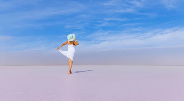 穿着白色连衣裙在盐滩散步的妇女 天国假期 健康的概念 土耳其 安卡拉 盐湖城 图兹Gl — 图库照片