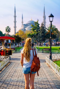 Genç turist kadın İstanbul- Türkiye 'deki ünlü Mavi Cami Sultanahmet' e yürüyor