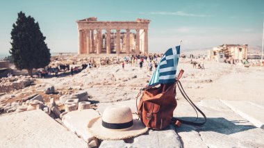Yunanistan 'da Atina - Akropolis, Parthenon' da seyahat, tatil, turizm konsepti - çanta, şapka ve Yunan bayrağı