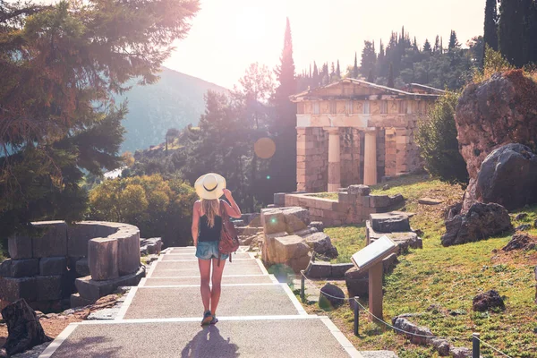 Kobieta Turystka Grecji Delphi Turystycznych Zachodzie Słońca — Zdjęcie stockowe