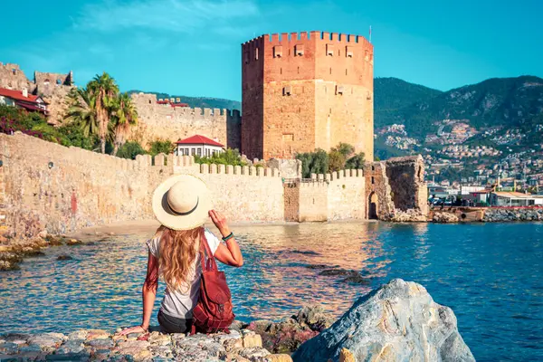 Young Female Tourist Looking Red Tower Alanya Antalya Turkey — Stock Photo, Image