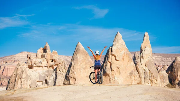 在卡帕多西亚骑自行车 土耳其旅行 度假的快乐女人 — 图库照片